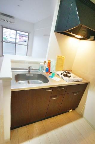 まな板置きと二口コンロが付いて収納もたっぷりの実用的なキッチ