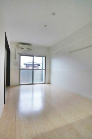 リビングだけで11帖。生活雑貨を置くのに不足ない広さです。