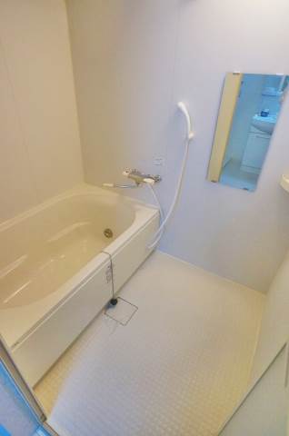 ゆったりとしたバスルーム。