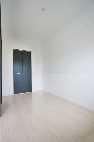 扉で仕切っても広々としたベッドルームです。