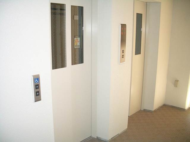 エレベーターも二基あり忙しい時でも安心です
